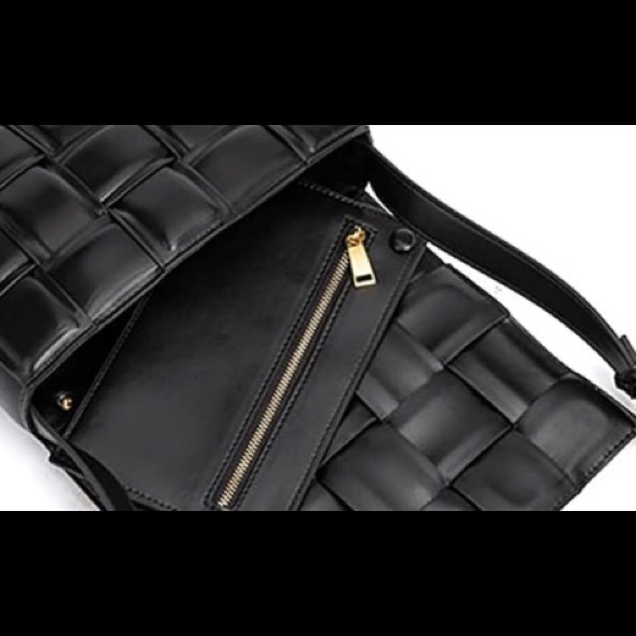 Cute Woven Crossbody Handbag - Picture 2 of 4